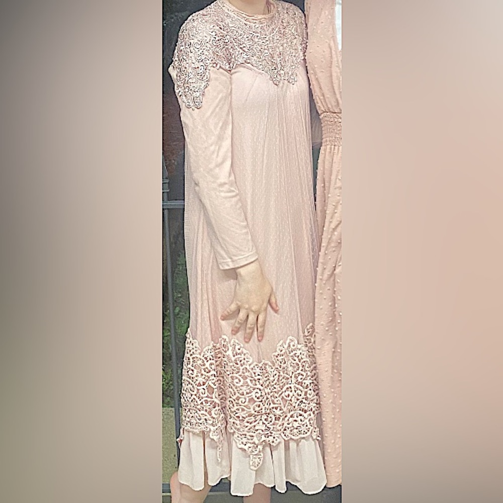 I’m selling it because it’s too small for me now, it was a great dress!!